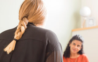 Psychologist speaking with the parent of a teen